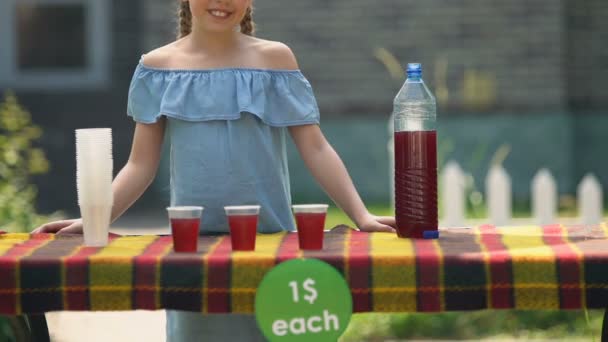 Lycklig kvinnligt barn som säljer juice utomhus hus, Skolflicka tjäna pengar, budget — Stockvideo