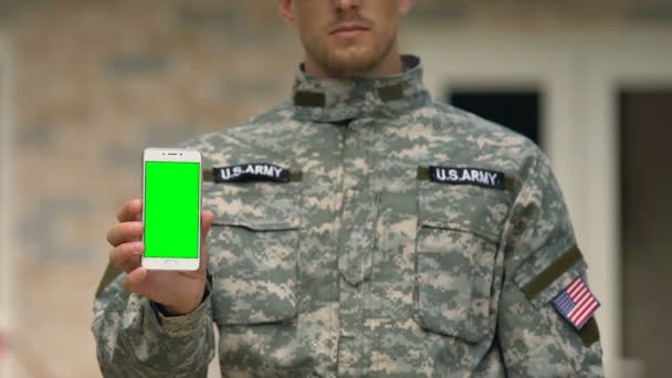 Junger Soldat zeigt Smartphone grünen Bildschirm, Armee-Support-App, Gadget — Stockvideo