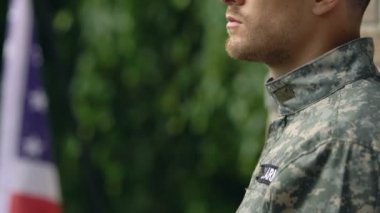 Askeri üniformalı asker dışarıda duruyor, hüzünlü ordu anıları, vatanseverlik