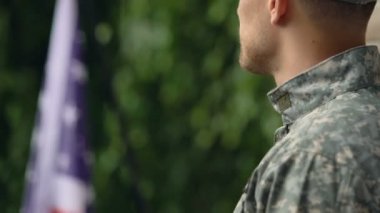 Üniformalı mutlu asker dışarıda, eve dönüş mutluluğu, asker