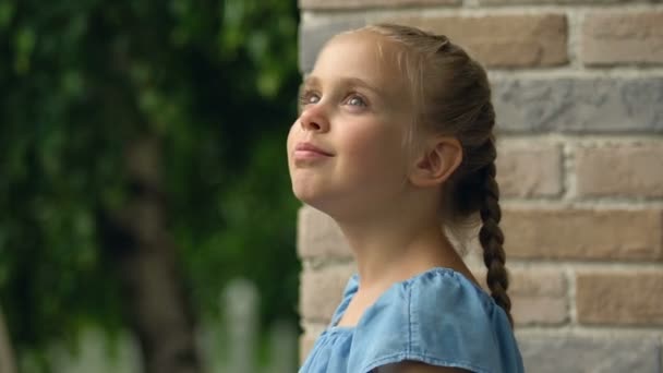 Criança feminina feliz olhando em torno de pé casa ao ar livre varanda, descanso natureza — Vídeo de Stock