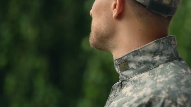 Young serviceman in uniform outdoors, enjoying rest in park, homecoming relax — Stock Video