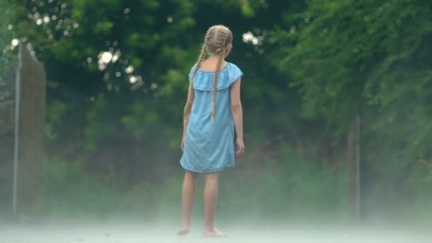 Niebla niña girando cámara agitando la mano, ocio rural, pesadilla de miedo — Vídeos de Stock