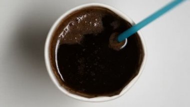 Tek kullanımlık kahve kağıt fincan saman ile içme, çöp içine buruşuk, ekoloji
