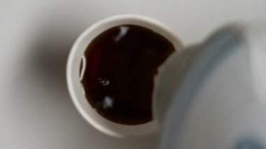 Çay poşeti ile tek kullanımlık bardağa dökülen su, saman ile içme, buruşuk