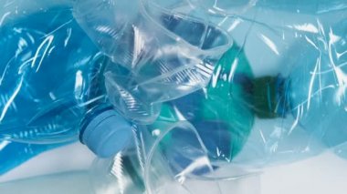 Plastik bardak ve şişeler dünya resmi kaybolan, gezegen kavramı kaydetmek