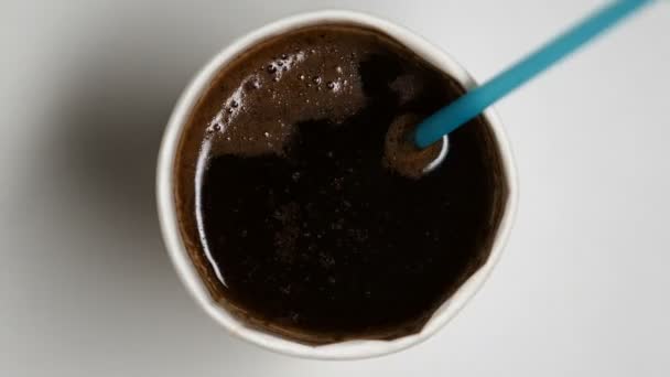 Одноразовый кофе бумажная чашка питьевая с соломой, крошка в мусор, экология — стоковое видео