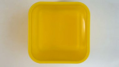 Kullanılmış tek kullanımlık kağıt bardak çöp kutusuna atma, geri dönüşüm kavramı, ekoloji