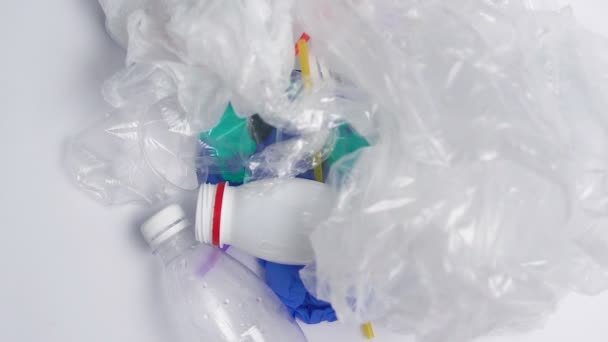 Mains prenant des déchets plastiques froissés de la planète Terre photo, éco bénévolat — Video