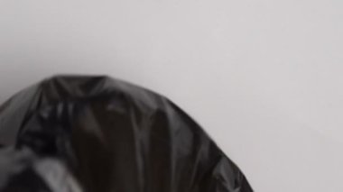 Eldivenli kişi paketten tek kullanımlık kağıt bardak atma, atık sıralama