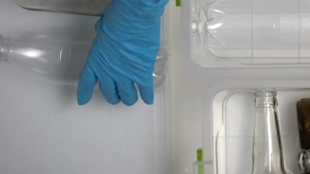 Люди перемещают стеклянные и пластиковые бутылки на конвейере, сортируют отходы — стоковое видео