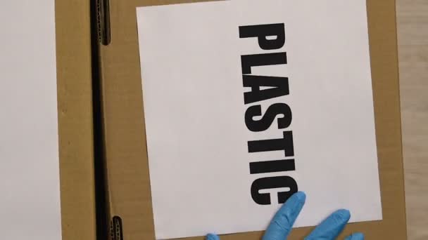 Persona en la casilla de verificación guantes con residuos de plástico, trabajador de la fábrica de reciclaje — Vídeos de Stock