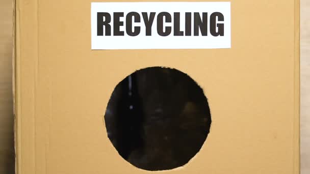 Folk kaster ulike typer avfall i resirkuleringskurv, ansvar, økologi – stockvideo