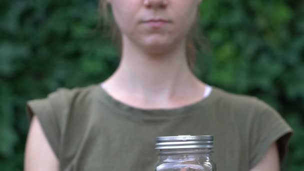 Frau genießt Getränk aus Glas mit Metallstroh, wiederverwendbare Artikel Wahl — Stockvideo