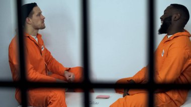 Avrupa ve Afrikalı-Amerikan mahkumlar hücrede kart oynarken, yasadışı aktivite