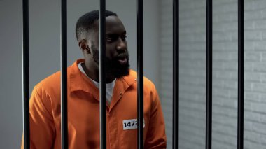 Afro-Amerikan suçlu hapis cezasını çekiyor, gardiyanı bekliyor