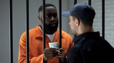 Afro-Amerikan mahkum, gardiyana dolar nakit veriyor, hapiste yolsuzluk, rüşvet
