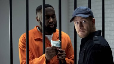 Hapishane gardiyanına para veren siyah tutuklu gangster, hapiste rüşvet, nakit