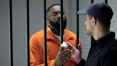 Cezaevi Muhafızları, Afro-Amerikan hapsini veren erkek doz uyuşturucu yasadışı aktivite