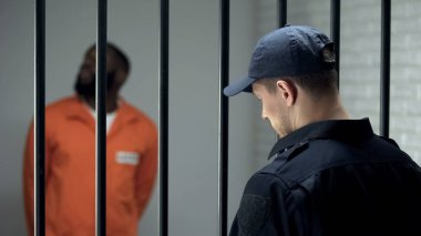 Hücrede tehlikeli suçluya bakan hapishane güvenlik görevlisi, 24 saat nöbet tutuyor