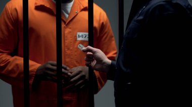 Bozuk subay siyah mahkum ceza bıçak, isyan hazırlama veren