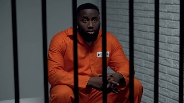 Korkmuş siyah mahkum hücrede oturan, insan hakları koruma, hapis