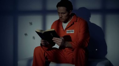 Tutuklu dini erkek okuma İncil, günahları mahkûm, suçluluk hissi