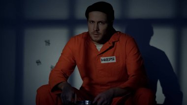 İğrenç yemek, insan hakları ihlali ile plaka tutan üzgün tutuklu adam