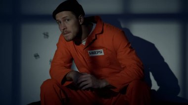 Hapishane kaçışı planlayan, tehlikeli silah, kuralları çiğneyen tutuklu adam