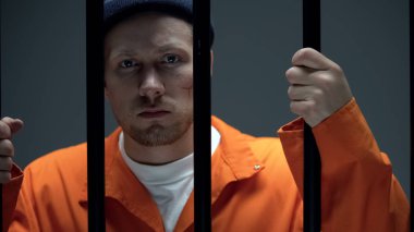 Yüzünde yara izi ile hayal kırıklığına suçlu cezaevi bar tutan, kameraya bakarak