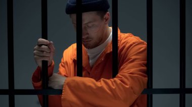 Üzgün hapsedilmiş erkek barlar ayaeğilerek, depresif, psikolojik yardım hissi