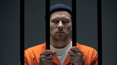 Hapsedilmiş Kafkas adam gözleri kapalı hücre çubukları tutan, depresyon sorunu
