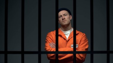 Tutukmuş tehlikeli erkek suçlu el göğsüne geçiş, doğrudan görünümlü