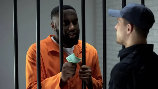 Афроамериканець Язнений Даючи Євро Готівкою Охорони Корупції Язниці Хабар — стокове фото