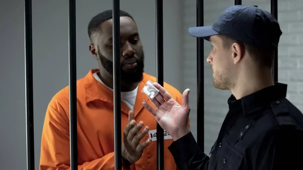 Gardien Prison Donnant Paquet Prisonniers Afro Américains Avec Des Pilules — Photo