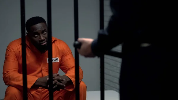 Тюремный Охранник Дубинкой Смотрит Афро Американского Заключенного Камере Преследование — стоковое фото