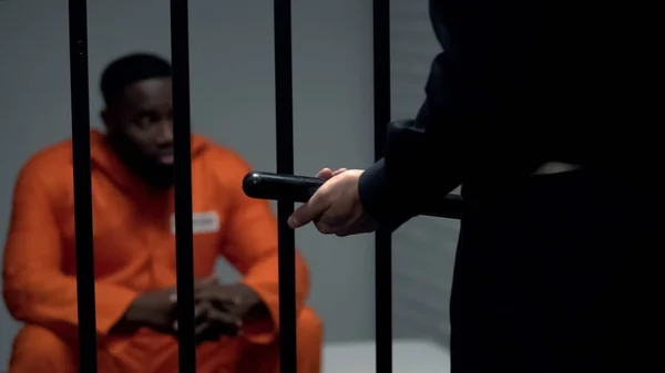 Афро Американский Заключенный Камере Смотрит Тюремного Охранника Дубинкой Преследование — стоковое фото