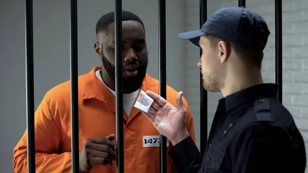 Gardien Prison Donnant Aux Hommes Toxicomanes Noirs Une Dose Poudre — Photo