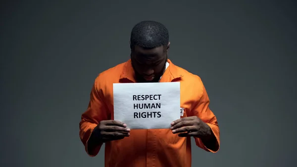 Preto Masculino Prisioneiro Segurando Respeito Direitos Humanos Sinal Celular Assédio — Fotografia de Stock