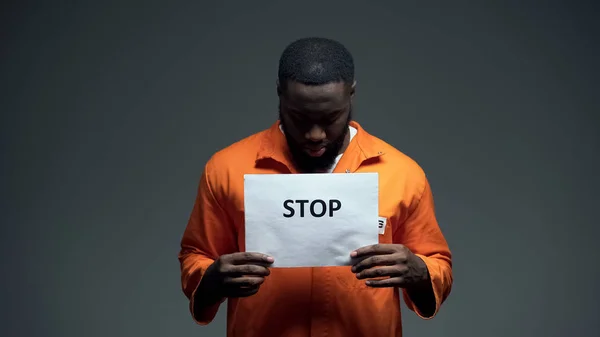 Prisioneiro Afro Americano Segurando Sinal Stop Discriminação Racial Perseguição — Fotografia de Stock