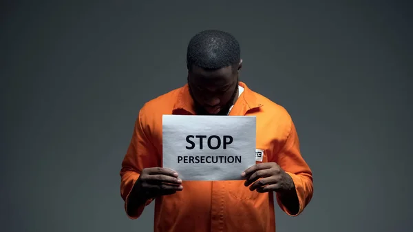 Afroamerikanischer Gefangener Hält Stoppschild Für Verfolgung Rassendiskriminierung — Stockfoto
