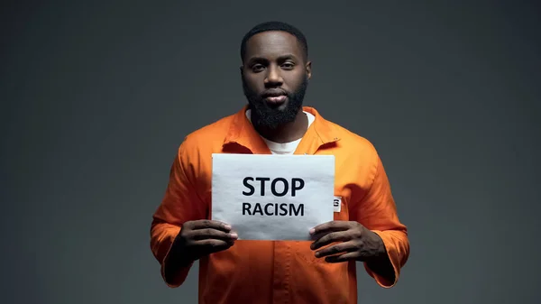 Zwarte Gevangene Holding Stop Racisme Teken Psychologische Mishandeling Slechte Behandeling — Stockfoto