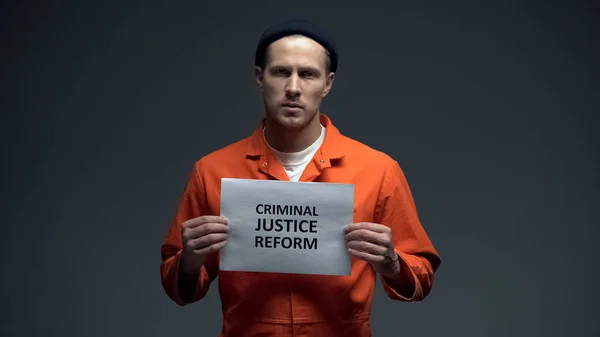 Männlicher Häftling Hält Zeichen Für Die Reform Der Strafjustiz Schutz — Stockfoto