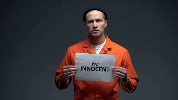 Europäischer Inhaftierter Mann Hält Unschuldiges Schild Zelle Und Bittet Gerechtigkeit — Stockfoto