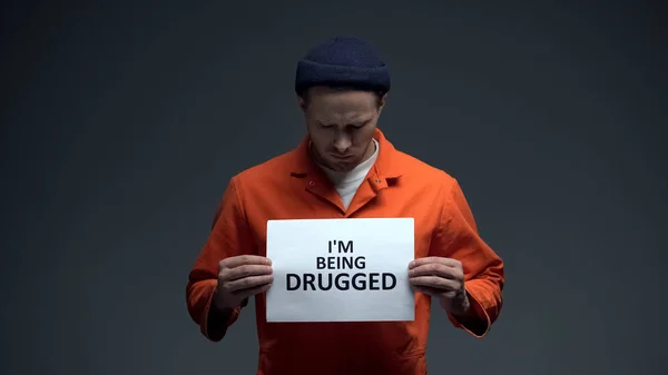Europäischer Inhaftierter Mann Mit Drogenschild Zelle Warnung Süchtig — Stockfoto