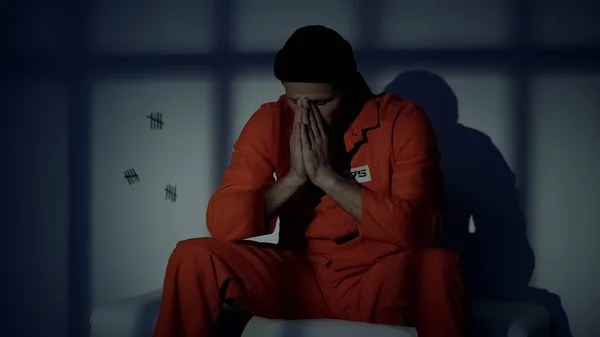 Depresso Prigioniero Caucasico Sentendo Dolore Crimine Commesso Pensando Troppo — Foto Stock