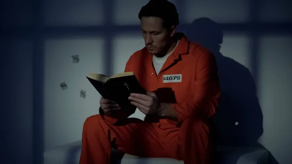 Заключенный Религиозный Мужчина Читающий Библию Осужденный Грехи Чувствующий Вину — стоковое фото