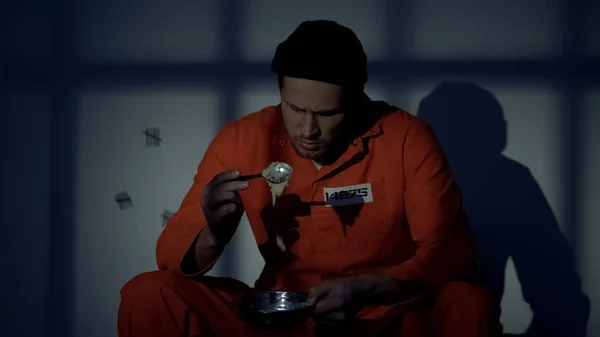 Upprörd Fängslad Man Som Håller Plattan Med Äckligt Mat Kränkningar — Stockfoto