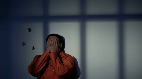 Κρατούμενος Που Κλείνει Πρόσωπο Χέρια Νιώθοντας Ενοχές Και Απεγνωσμένος Για — Φωτογραφία Αρχείου