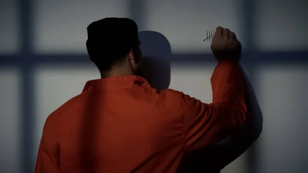 Απελπισμένος Κρατούμενος Διασχίζει Γραμμές Στον Τοίχο Νιώθοντας Νοσταλγία Μακρά Φυλάκιση — Φωτογραφία Αρχείου
